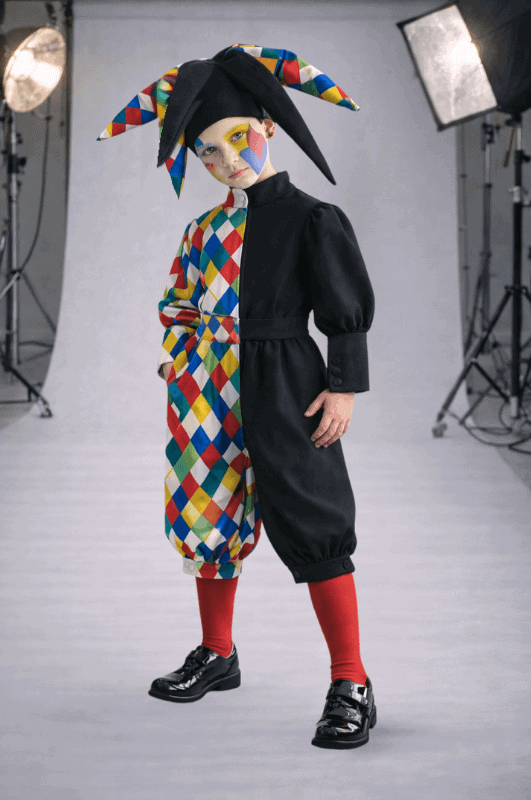 Photo of modell wearing the Clown costume to showcase the design. Next to it, the sewing pattern drawing of the garment is displayed. The image includes the text: Clown costume, Free PDF pattern, #2602 Sizes: EU 116-140 / US children’s sizes 6-10.